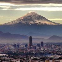 Popocatépetl sobre la ciudad.jpg